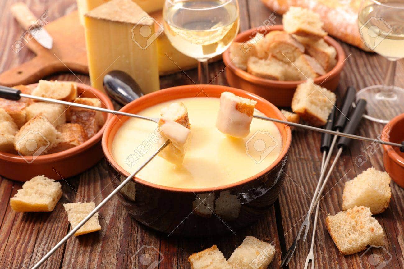 Aconchegue o estômago com fondue de queijo